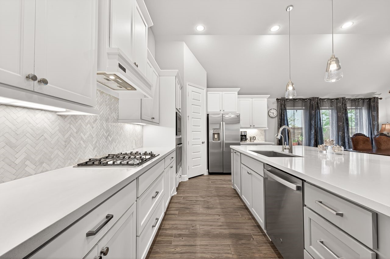 29730 Smoky Ridge Road Fulshear, TX 77441 - Photo 9 of 29 Polished iceberg marble back splash , quartz counters and this kitchen is cooking with GAS!