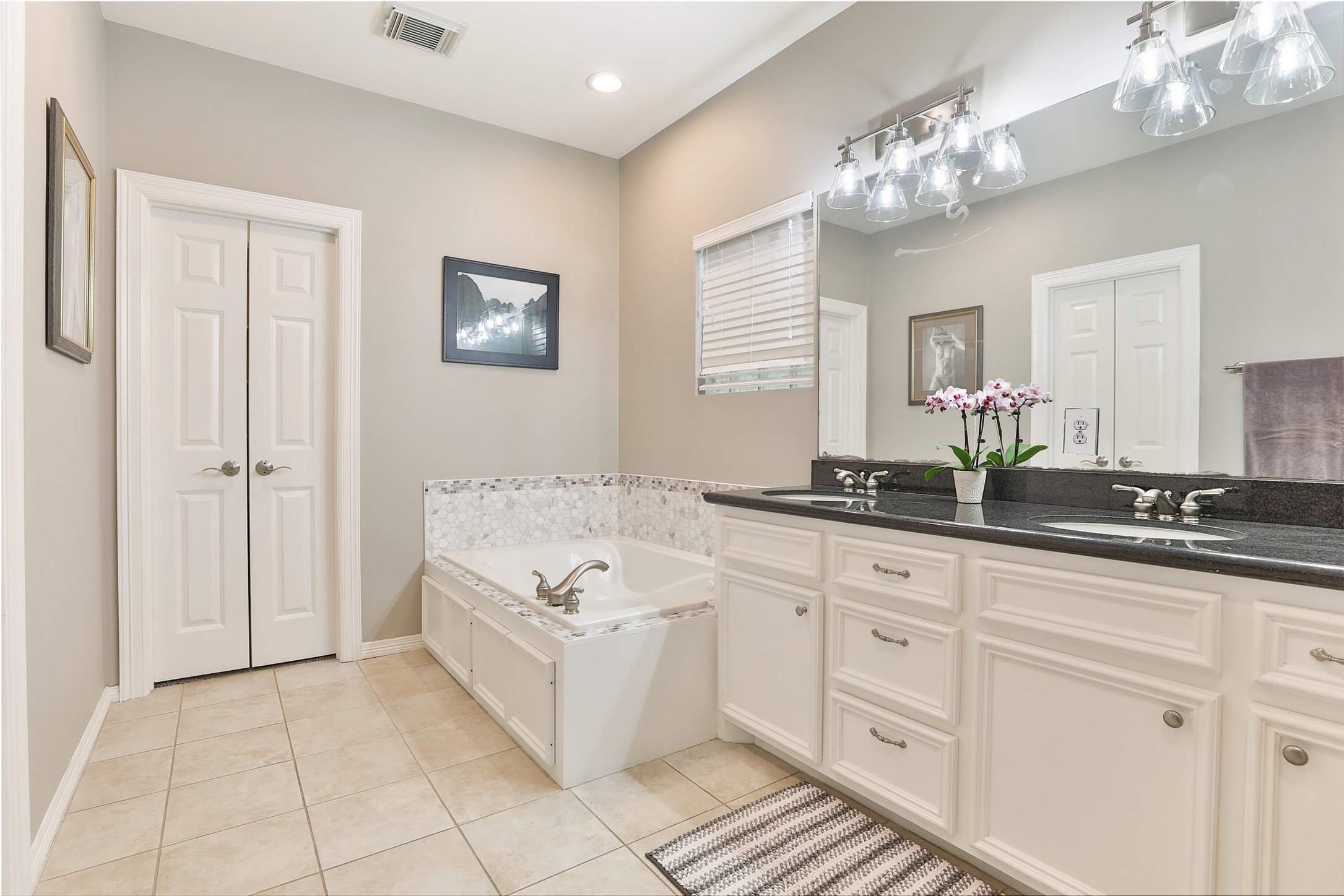 826 East 29th Street Houston, TX 77009 - Photo 17 of 32 Primary bathroom with dual sinks, a jetted tub, beautiful walk-in shower and two walk-in closets.