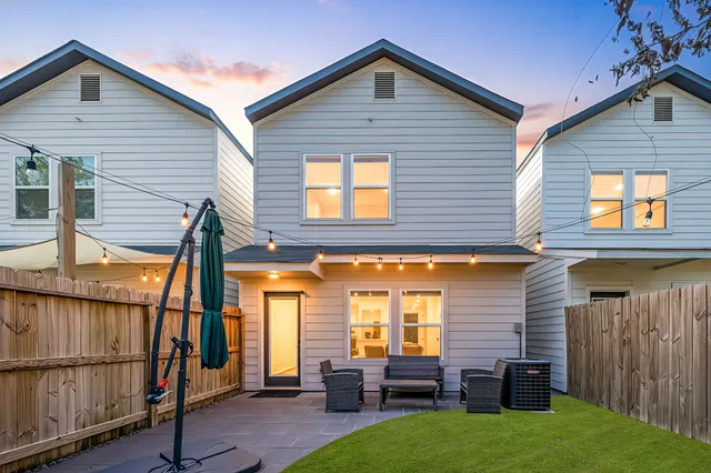 a view of a house with backyard and porch