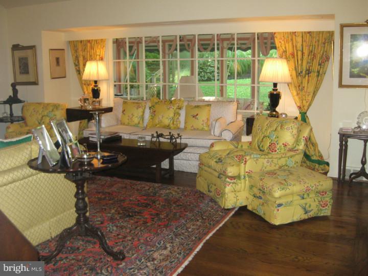 25 Paper Mill Road Newtown Square, PA 19073 - Photo 5 of 9 Living Room