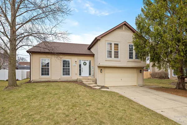 $425,000 | 1343 Knollwood Circle, Crystal Lake, IL 60014
