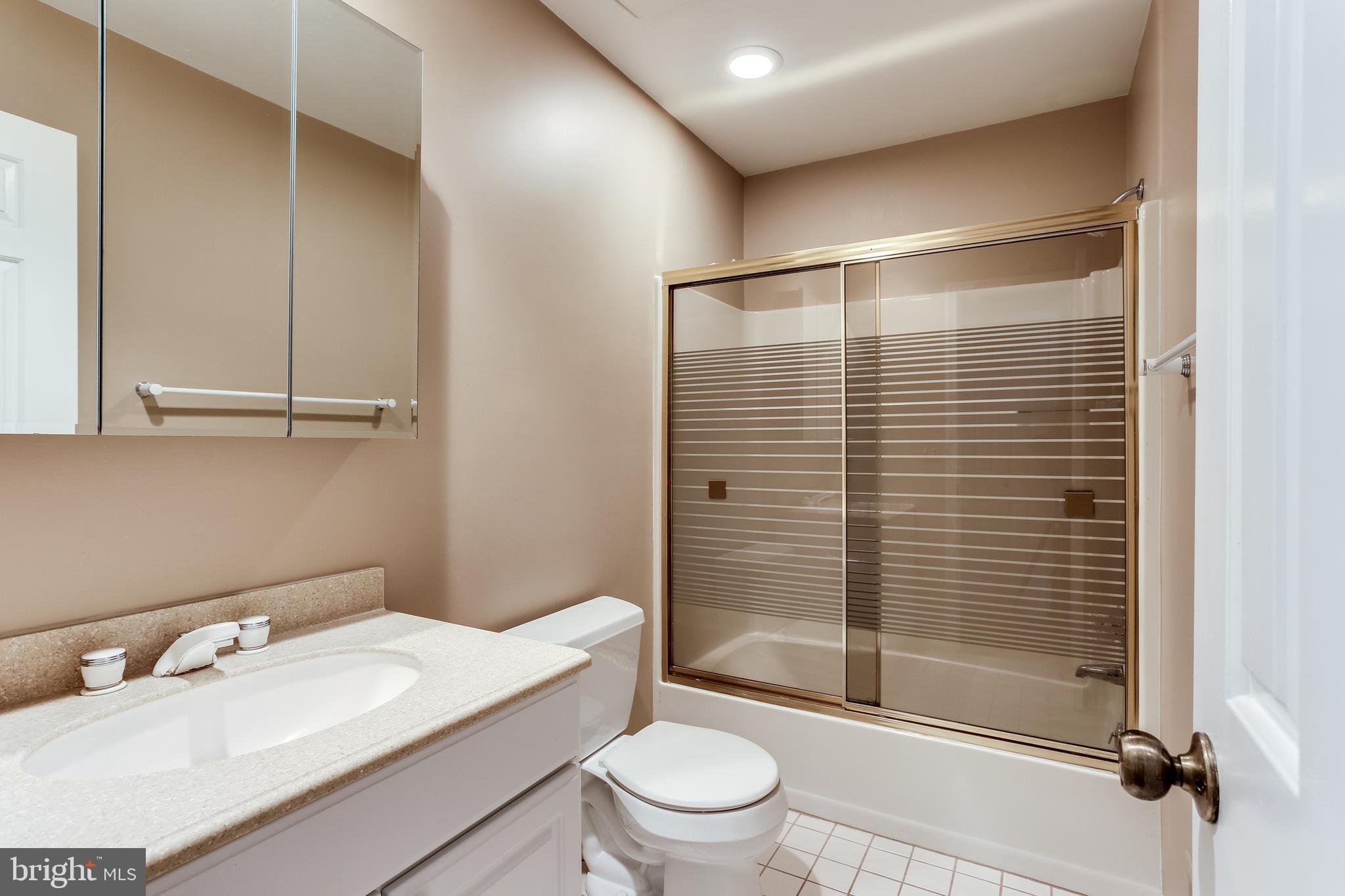 6905 Rawhide Ridge Columbia, MD 21046 - Photo 26 of 39 Hall bathroom