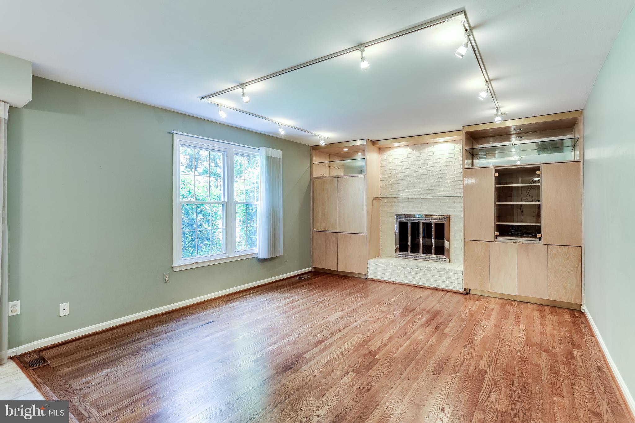 6905 Rawhide Ridge Columbia, MD 21046 - Photo 7 of 39 FR with Built-ins, FP & Hardwood floors