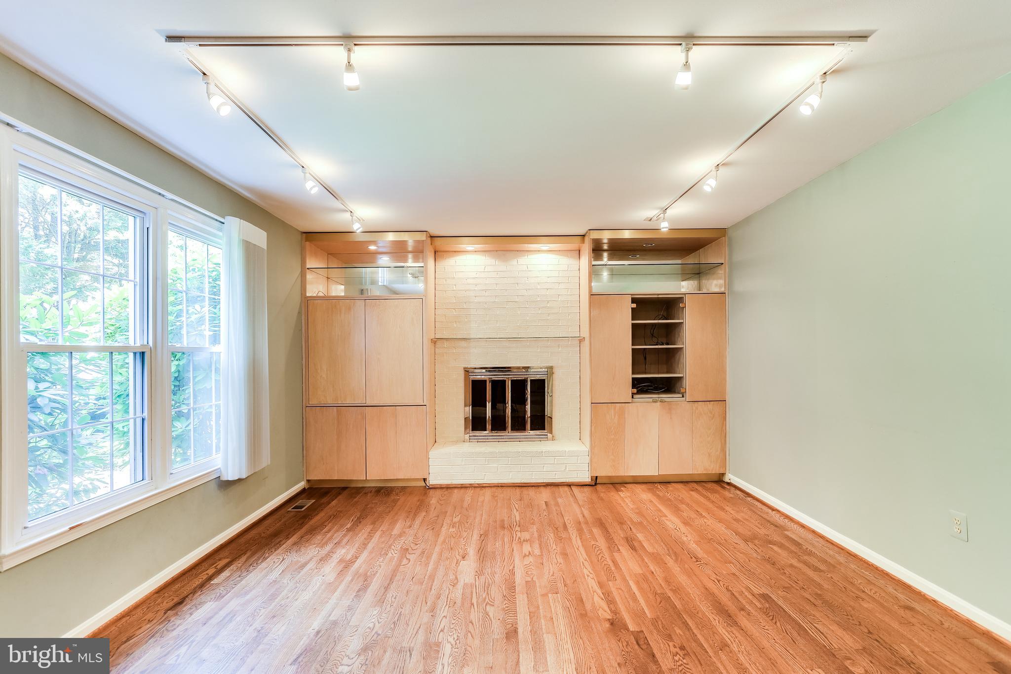 6905 Rawhide Ridge Columbia, MD 21046 - Photo 8 of 39 FR with Built-ins, FP & Hardwood floors