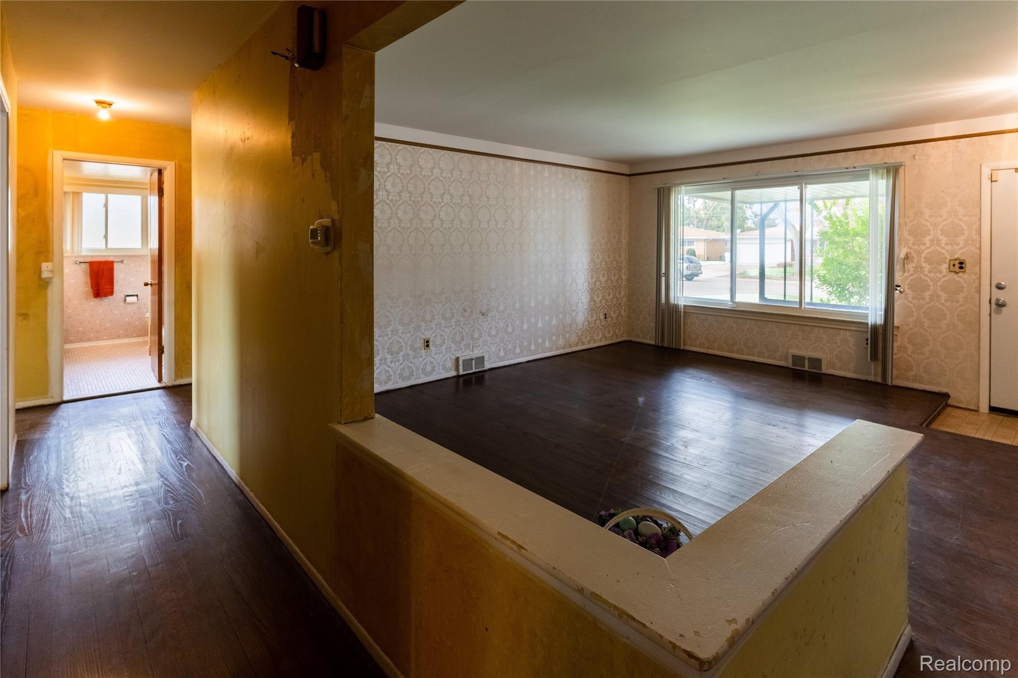 13528 Martin Road Warren, MI 48088 - Photo 6 of 22 RRP04892-HDR-min.jpg