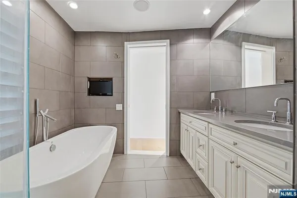 $899,000 | 1008 Hudson Park, Edgewater, NJ 07020