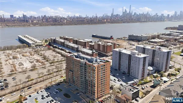 $899,000 | 1008 Hudson Park, Edgewater, NJ 07020