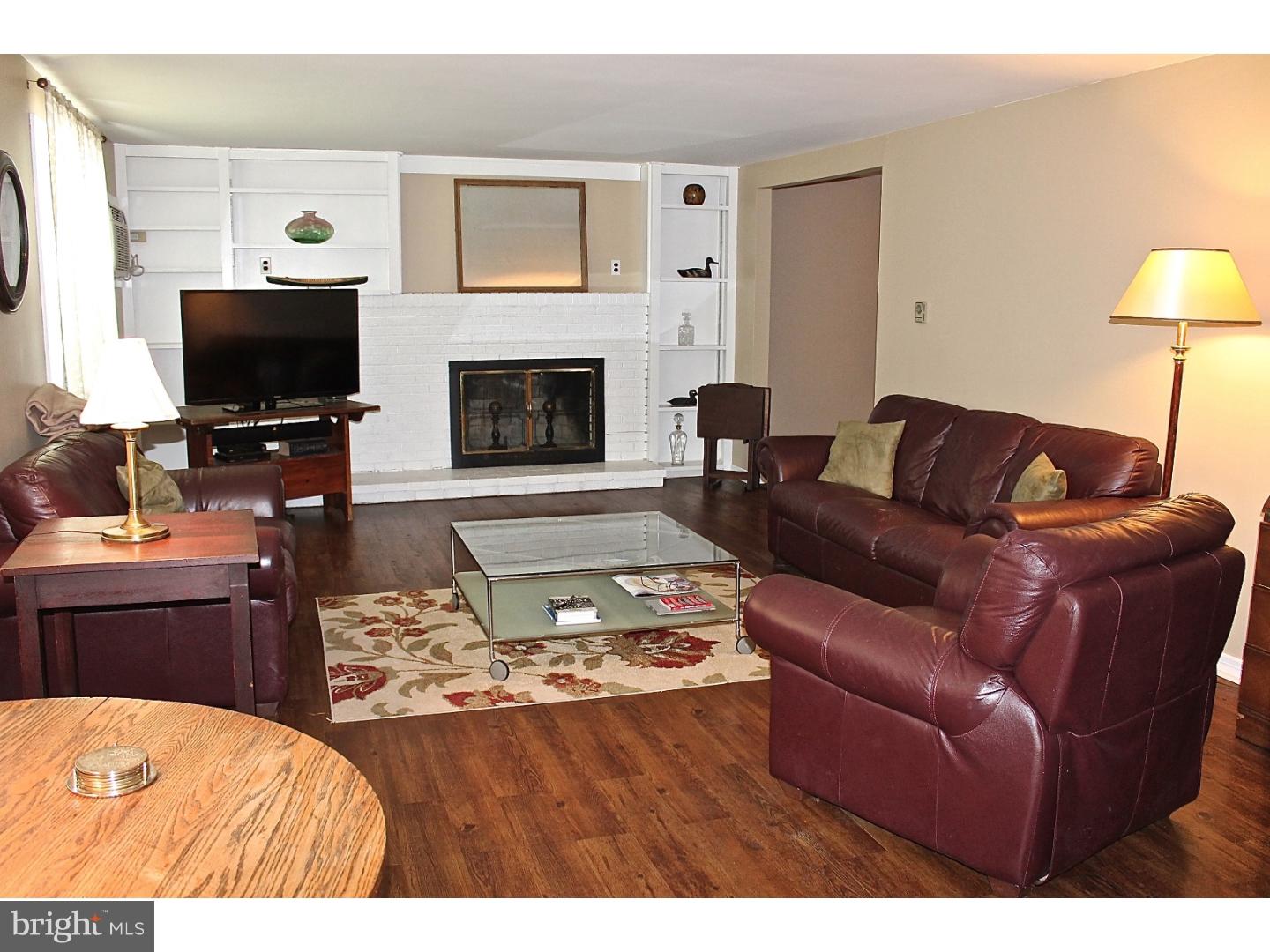 1536 Markley Road Pennsburg, PA 18073 - Photo 8 of 24 Living Room