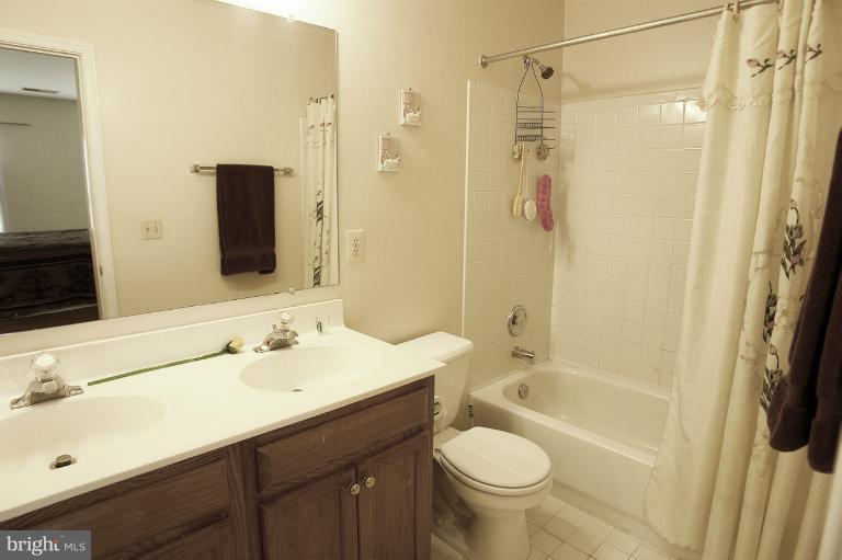 9212 Huntmaster Road Gaithersburg, MD 20882 - Photo 9 of 30 4th Bedroom Private Bath