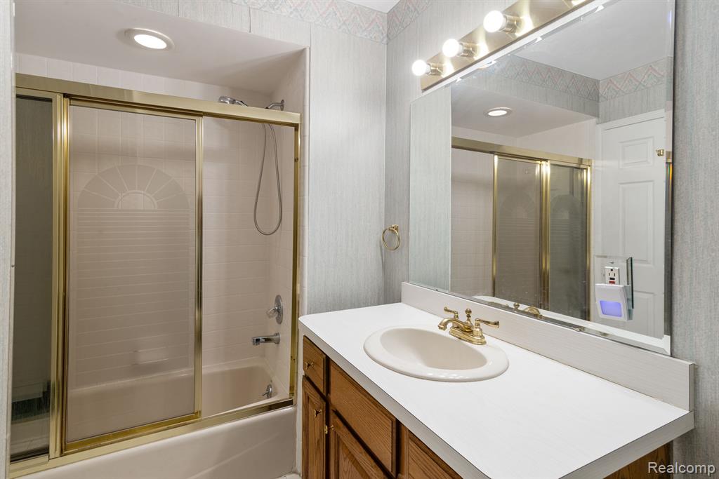 23033 Farmington Road Farmington, MI 48336 - Photo 15 of 35 Gallery Image 15