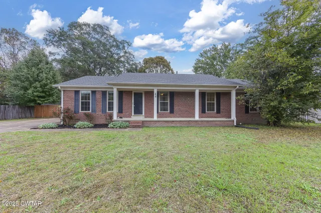 a view of a house with a backyard