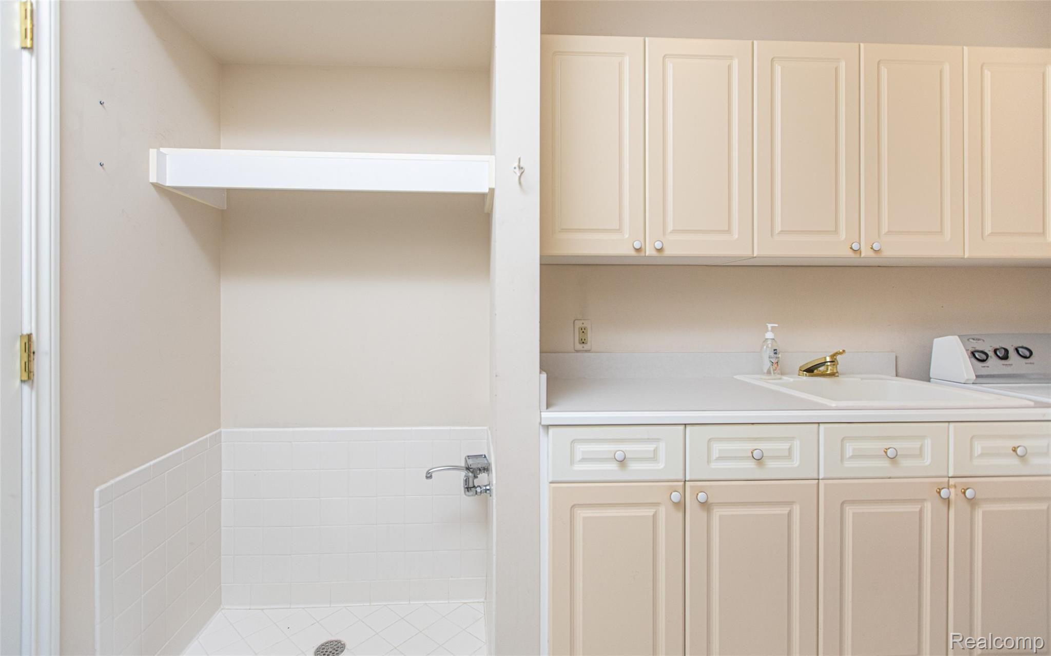 5590 Carrollton Court Rochester, MI 48306 - Photo 23 of 51 21 - Laundry Room w Dog Shower.jpg