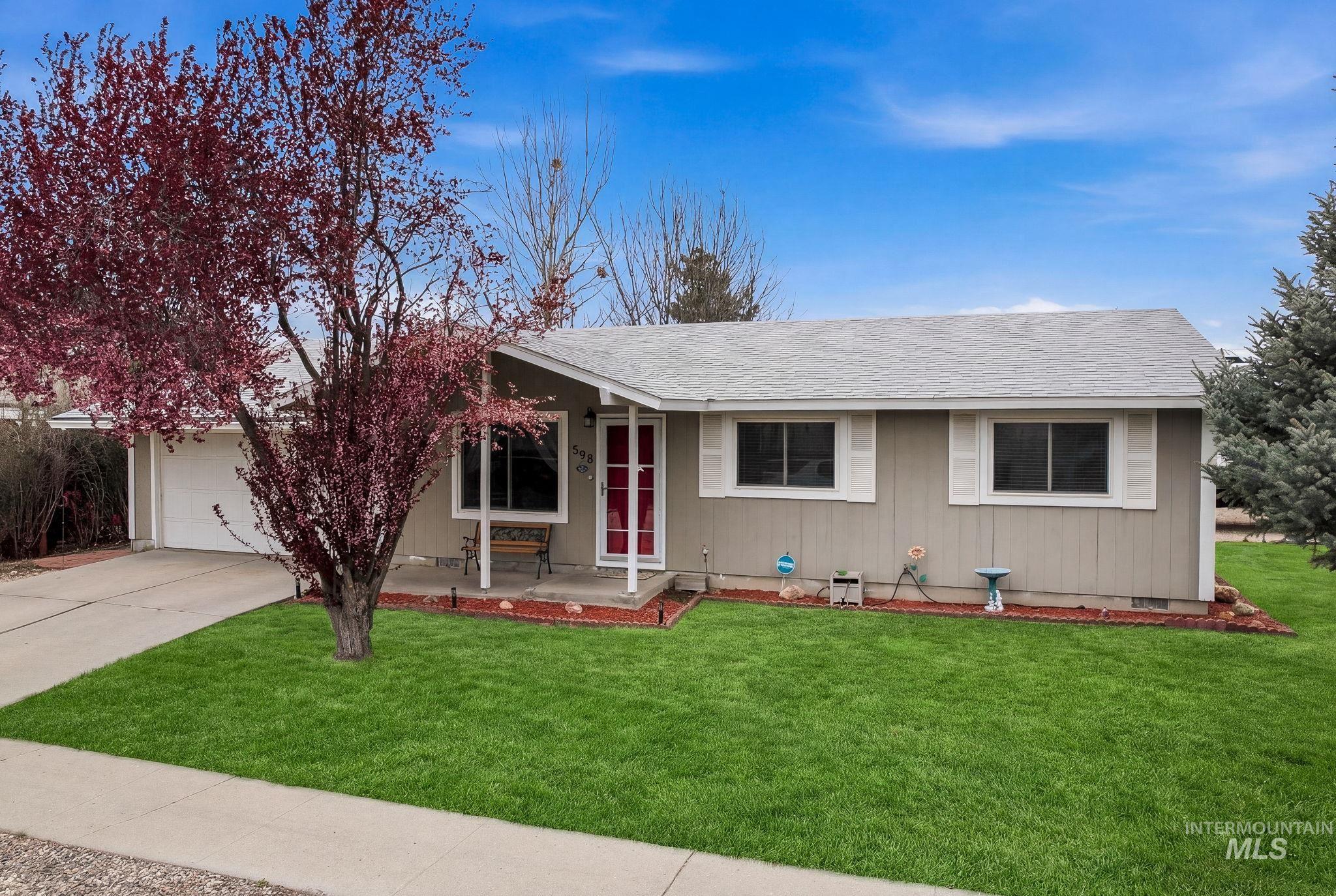 598 Easy Street Kuna, ID 83634 - Photo 6 of 50 Ranch-style home featuring covered porch, a front yard, roof with shingles, concrete driveway, and a garage