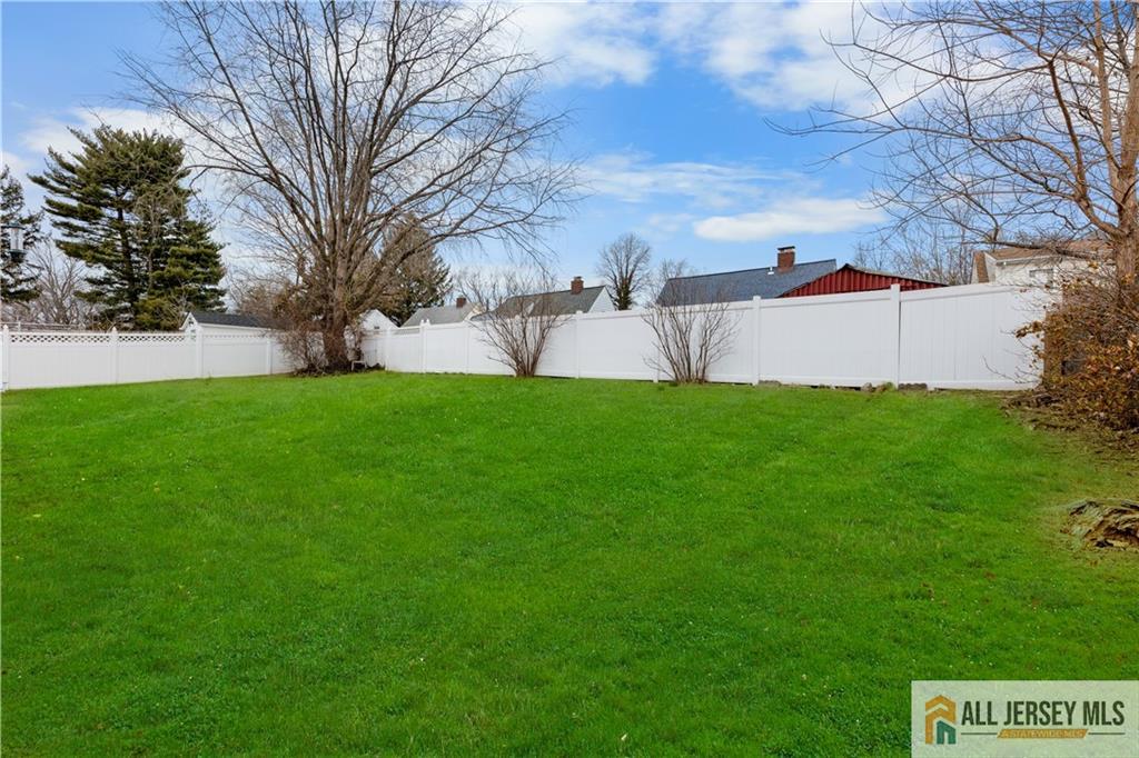 33 Prospect Lane Colonia, NJ 07067 - Photo 32 of 35 a view of a backyard with a garden