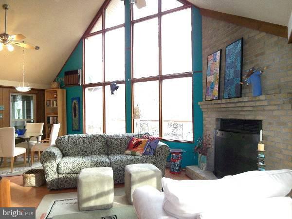 195 Mild Winter Road Hedgesville, WV 25427 - Photo 10 of 24 Living Room