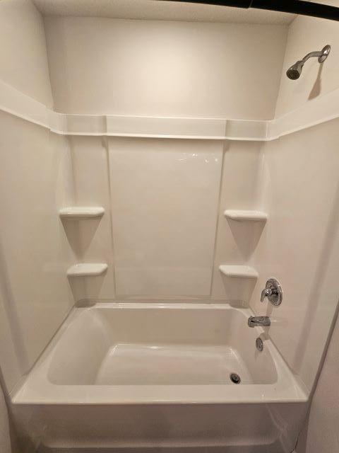 320 Flounder Street Crestview, FL 32539 - Photo 19 of 41 a bathroom with a bathtub