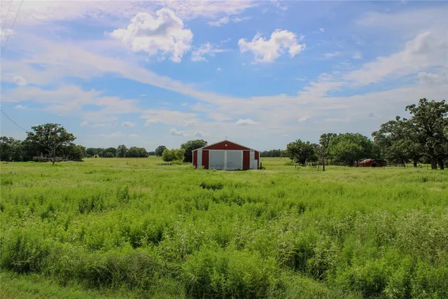 a view of a house with backyard