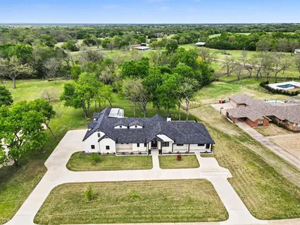 a view of a back yard