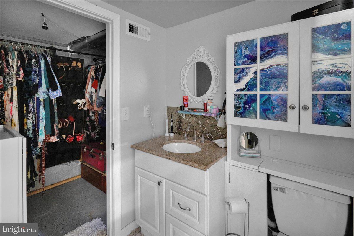 608 Bermuda Road Lancaster, PA 17603 - Photo 23 of 32 En-Suite Half Bath + 2 Walk In Closets