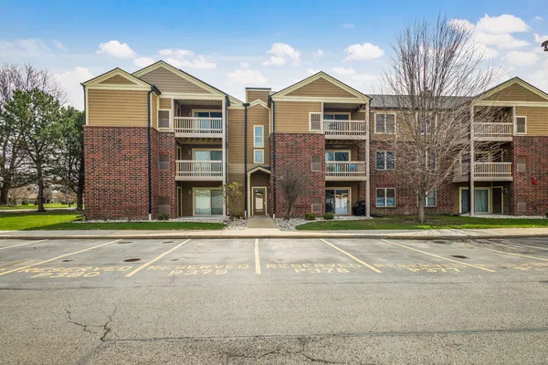 $198,500 | 208 Glengarry Drive, Unit 301, Bloomingdale, IL 60108