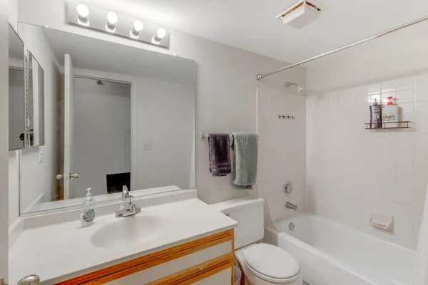 $198,500 | 208 Glengarry Drive, Unit 301, Bloomingdale, IL 60108