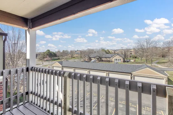 $198,500 | 208 Glengarry Drive, Unit 301, Bloomingdale, IL 60108