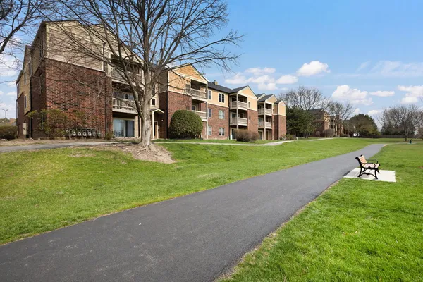 $198,500 | 208 Glengarry Drive, Unit 301, Bloomingdale, IL 60108