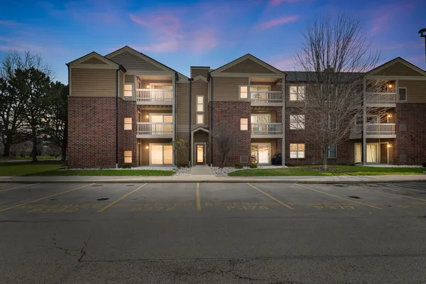 $198,500 | 208 Glengarry Drive, Unit 301, Bloomingdale, IL 60108