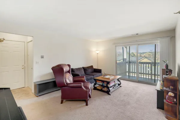 $198,500 | 208 Glengarry Drive, Unit 301, Bloomingdale, IL 60108