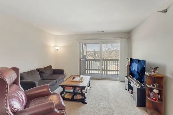 $198,500 | 208 Glengarry Drive, Unit 301, Bloomingdale, IL 60108
