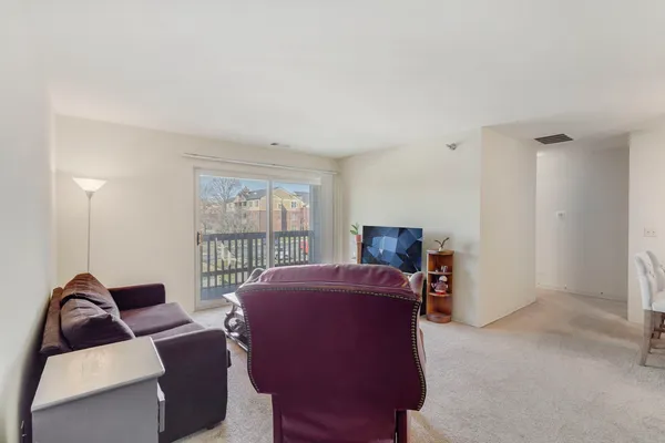 $198,500 | 208 Glengarry Drive, Unit 301, Bloomingdale, IL 60108