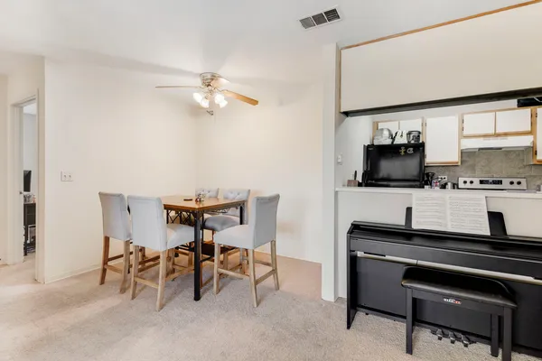$198,500 | 208 Glengarry Drive, Unit 301, Bloomingdale, IL 60108