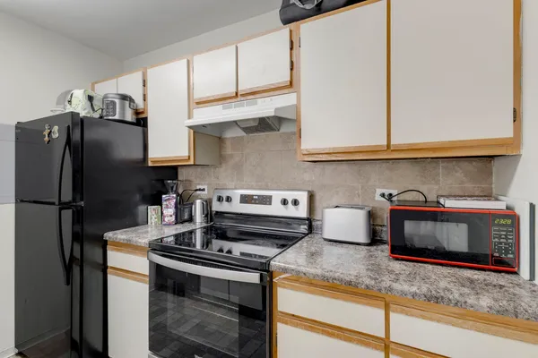 $198,500 | 208 Glengarry Drive, Unit 301, Bloomingdale, IL 60108