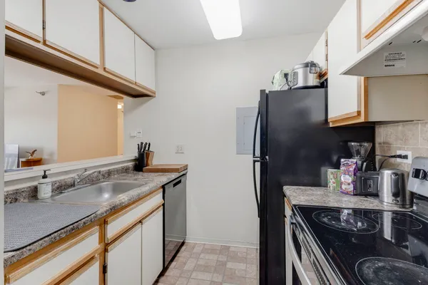 $198,500 | 208 Glengarry Drive, Unit 301, Bloomingdale, IL 60108