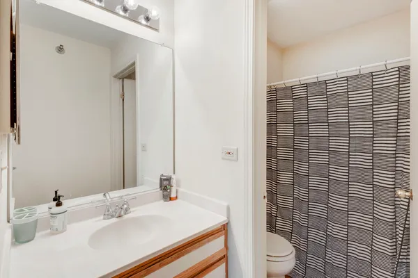 $198,500 | 208 Glengarry Drive, Unit 301, Bloomingdale, IL 60108