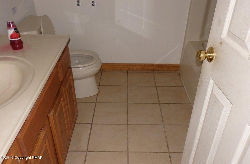 7742 Lake Road Tobyhanna, PA 18466 - Photo 13 of 16 Bath