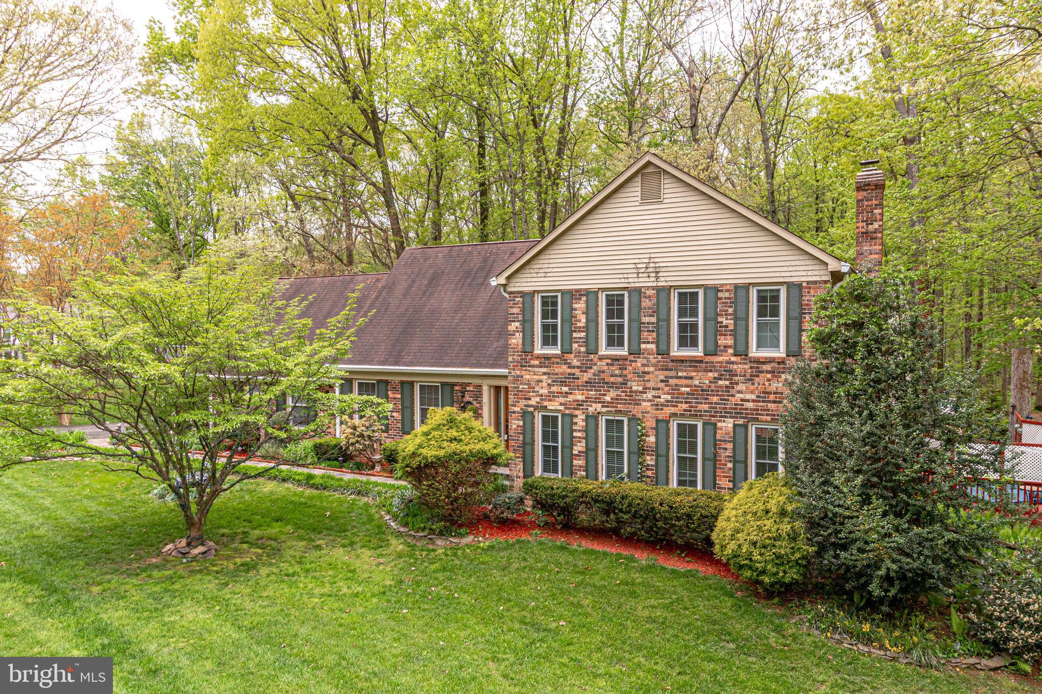 5102 Pheasant Ridge Road Fairfax, VA 22030 - Photo 4 of 68 Large Front Yard