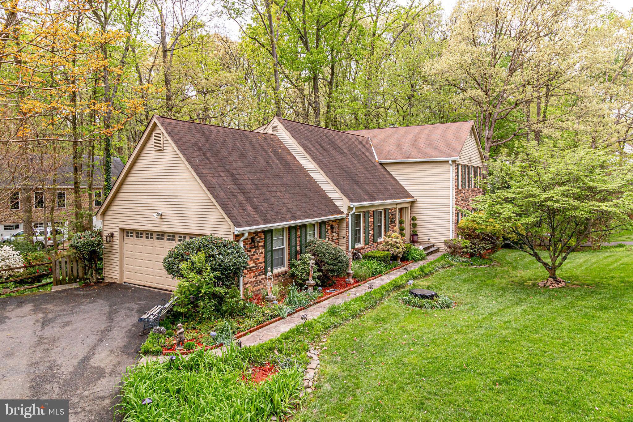 5102 Pheasant Ridge Road Fairfax, VA 22030 - Photo 5 of 68 Large Front Yard