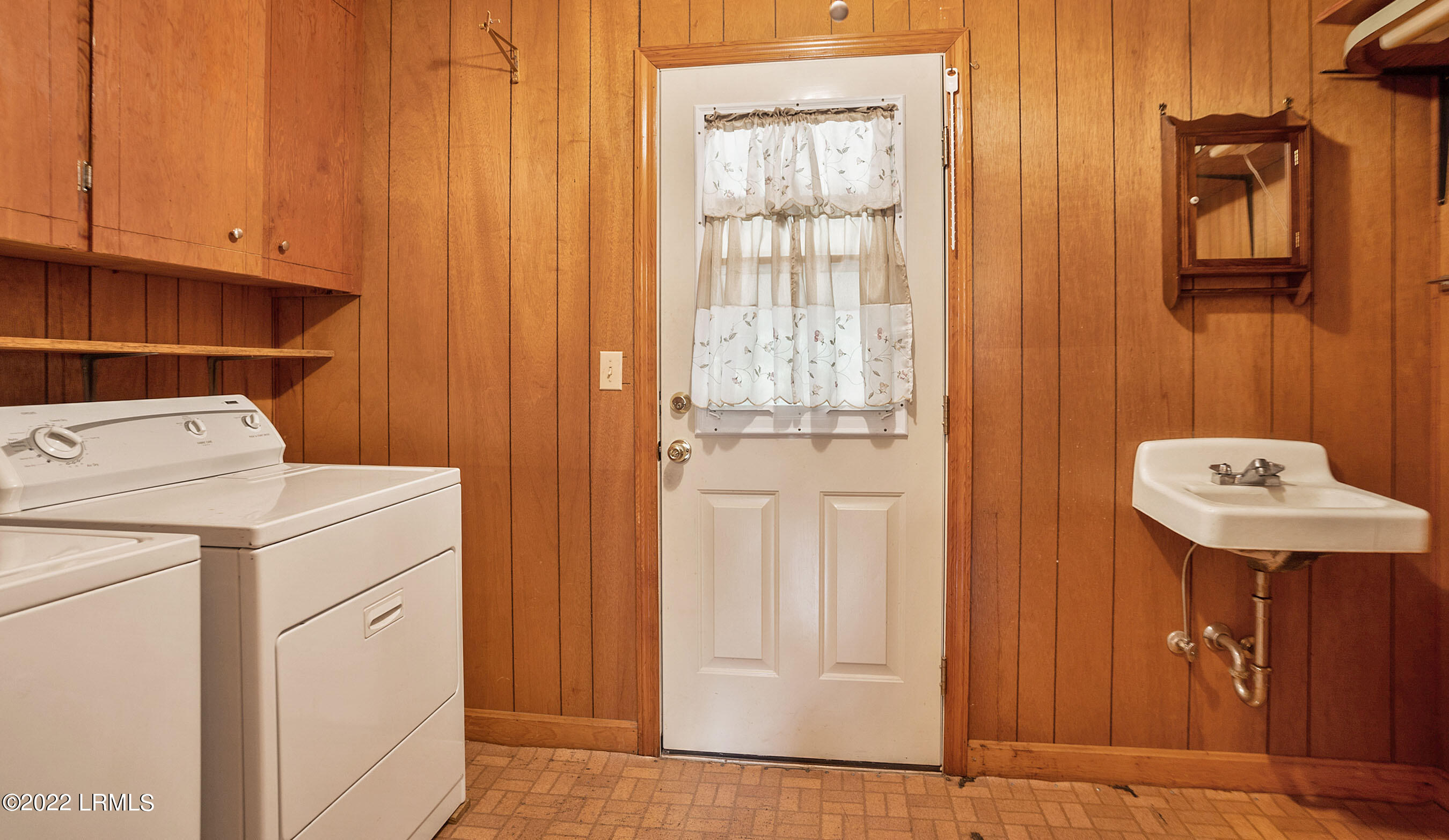 1 State Rd S-7-428 Beaufort, SC 29907 - Photo 30 of 43 laundry room