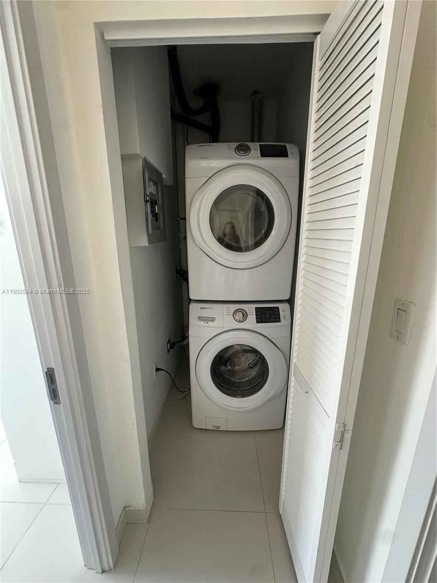 13712 Southwest 259th Street Homestead, FL 33032 - Photo 6 of 8 a utility room with dryer and washer