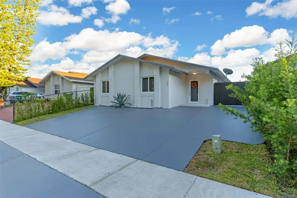 a view of a house with a yard