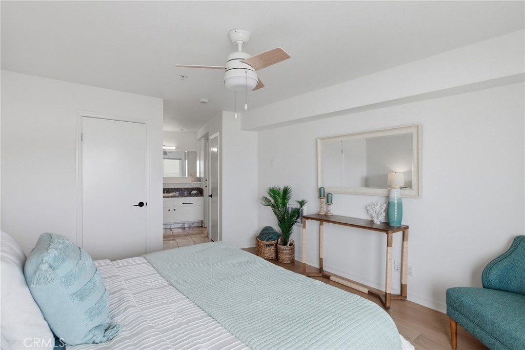 565 Esplanade, Unit 312 Redondo Beach, CA 90277 - Photo 17 of 32 a bedroom with a bed and a couch