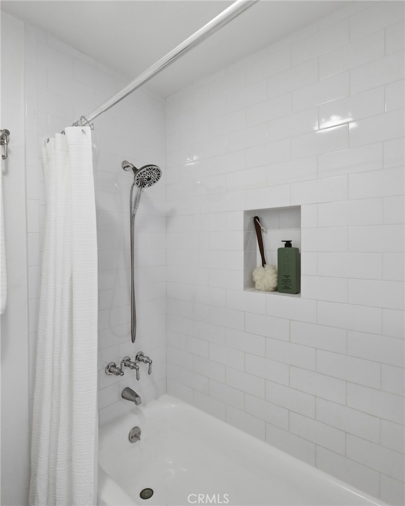 565 Esplanade, Unit 312 Redondo Beach, CA 90277 - Photo 22 of 32 a bathroom with a bathtub
