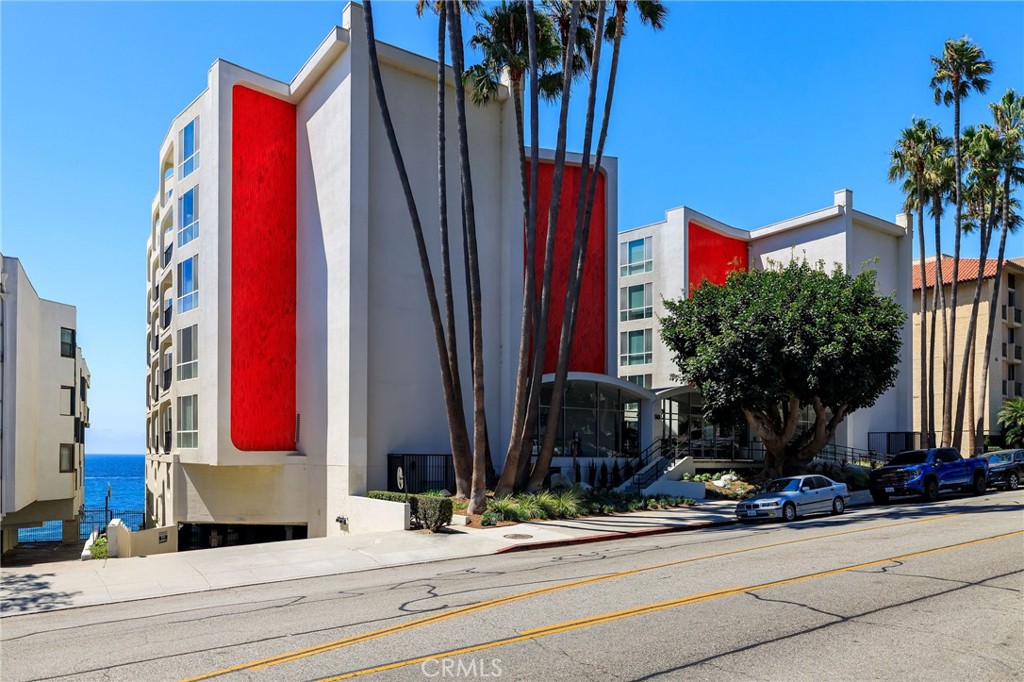 565 Esplanade, Unit 312 Redondo Beach, CA 90277 - Photo 24 of 32 a view of a building with a yard and front door