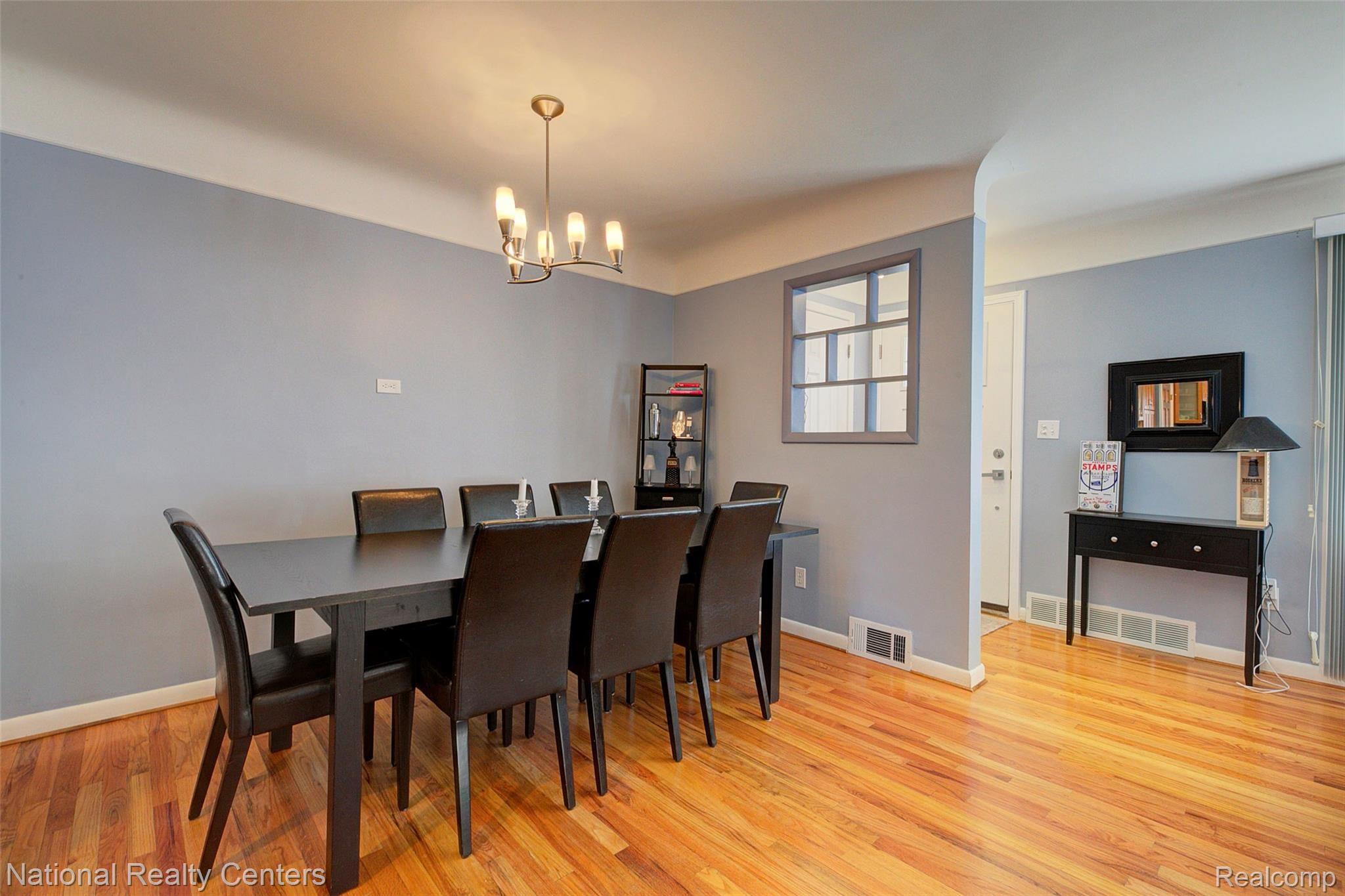 28218 Quail Hollow Road Farmington, MI 48331 - Photo 6 of 82 930A8925_6_7.jpg