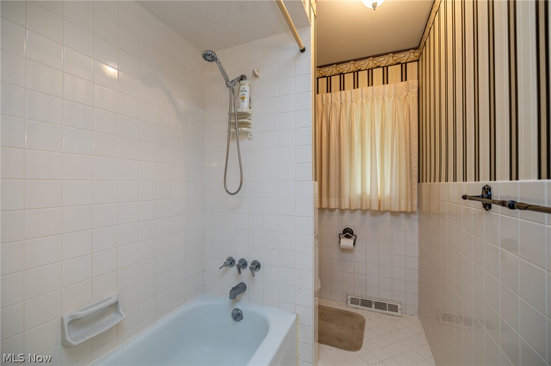 958 Lander Road Cleveland, OH 44143 - Photo 23 of 32