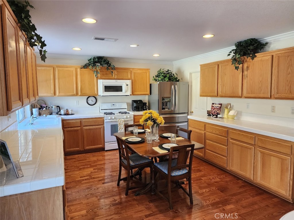 9 Calais Irvine, CA 92602 - Photo 4 of 21 a kitchen that has a table and chairs in it