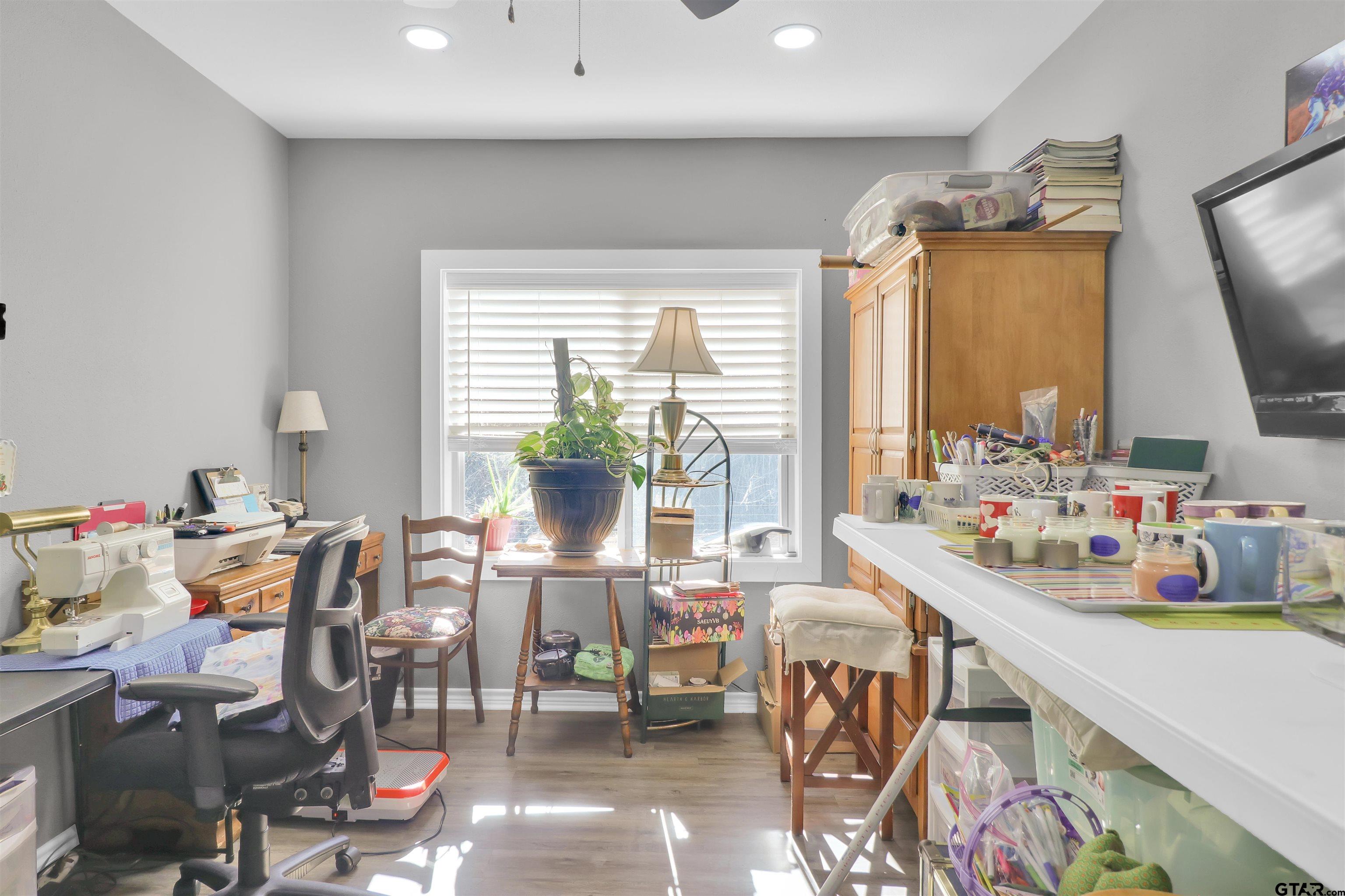 554 East San Antonio Street Alto, TX 75925 - Photo 19 of 28 a living room with furniture and a flat screen tv