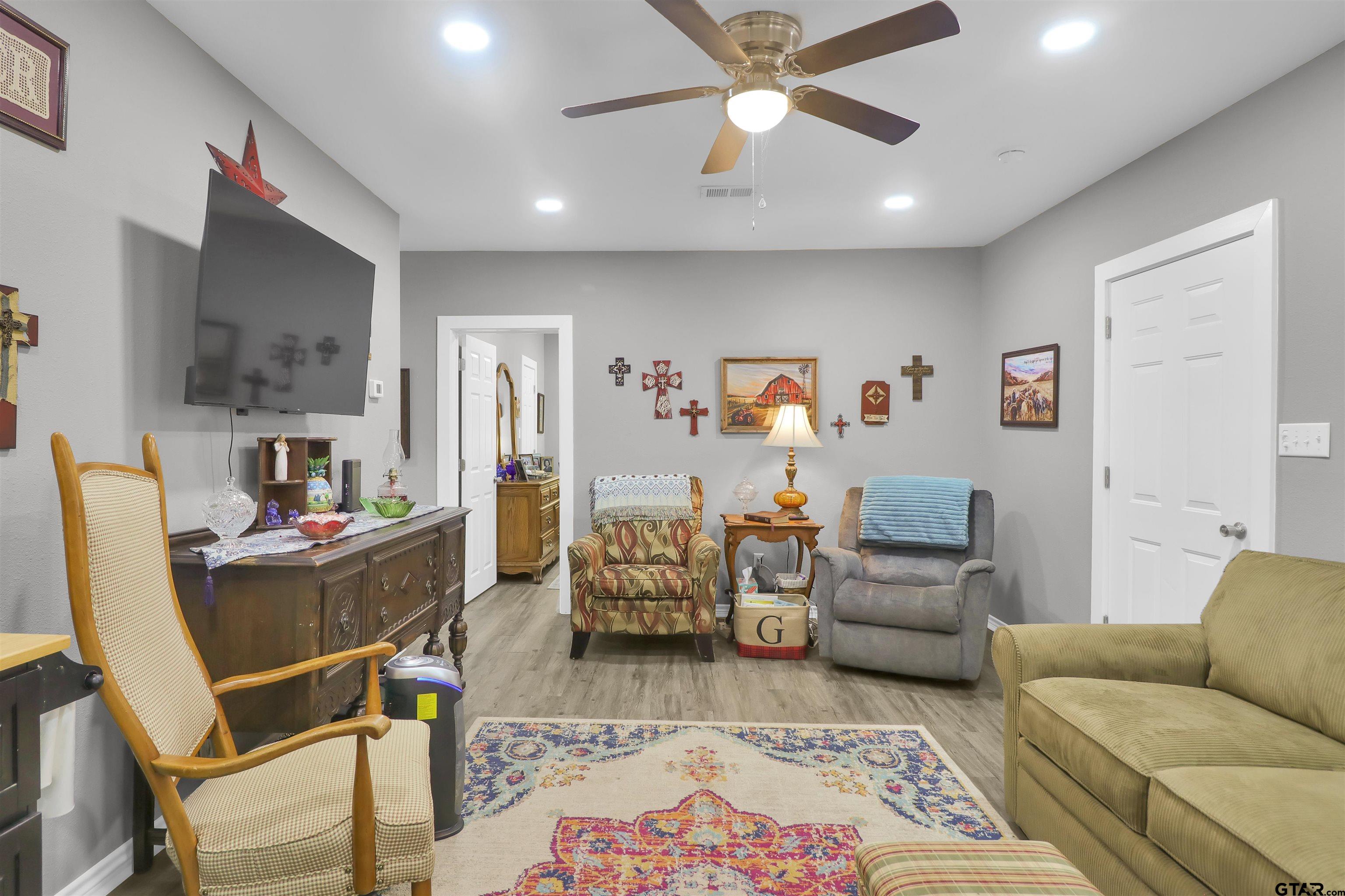 554 East San Antonio Street Alto, TX 75925 - Photo 5 of 28 a living room with furniture and a flat screen tv