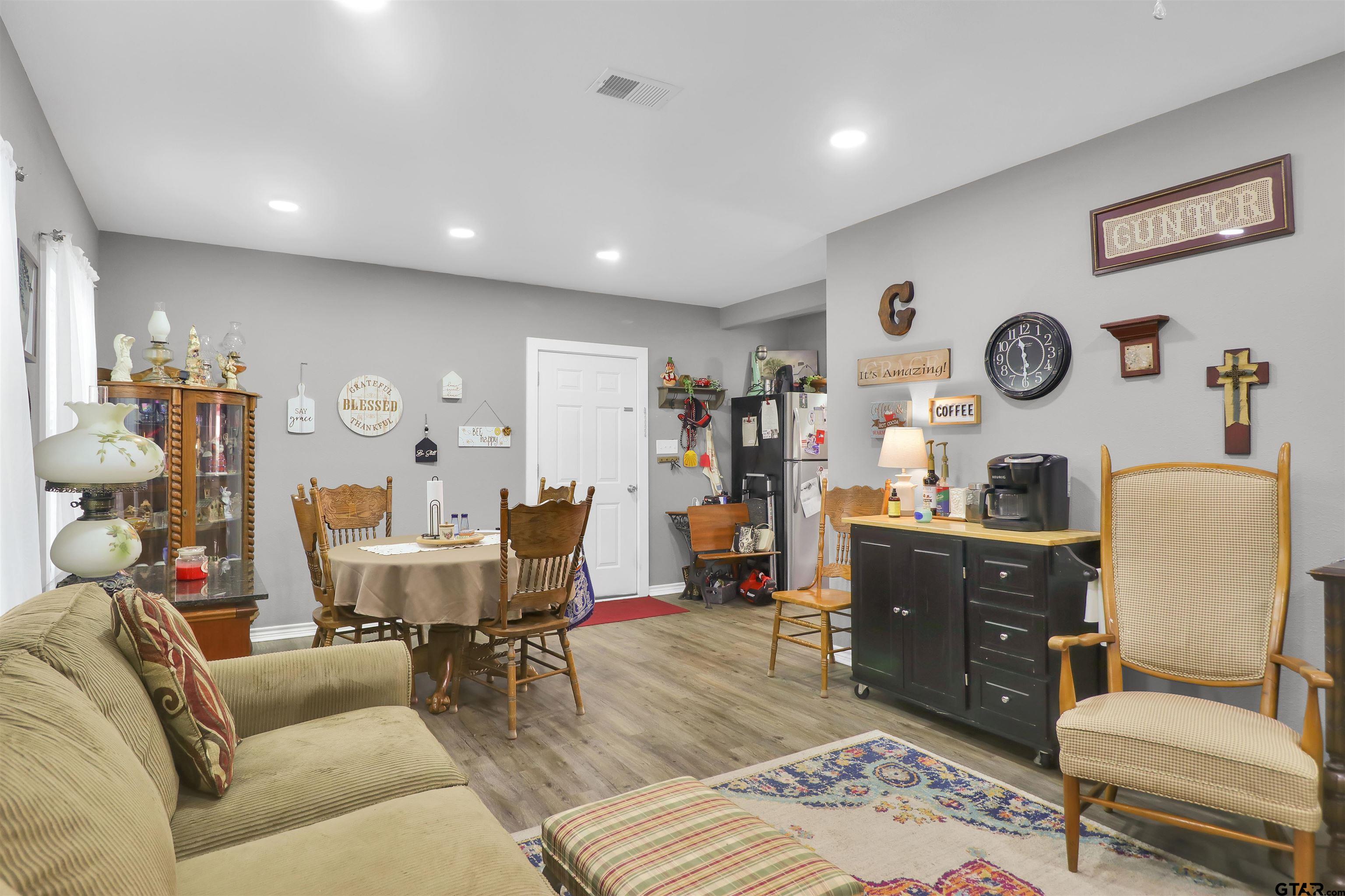 554 East San Antonio Street Alto, TX 75925 - Photo 7 of 28 a living room with furniture a rug and a clock